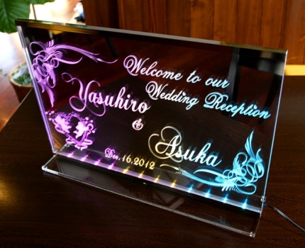 結婚式用ウェルカムボード A4サイズのLEDで光る結婚式用ウェルカムボード透明ミラー付きグラデーションタイプ